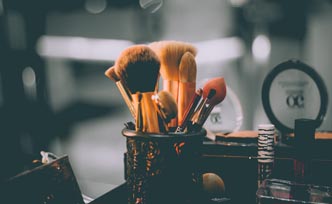 Trouver des idées de rangements maquillage pour les petits espaces